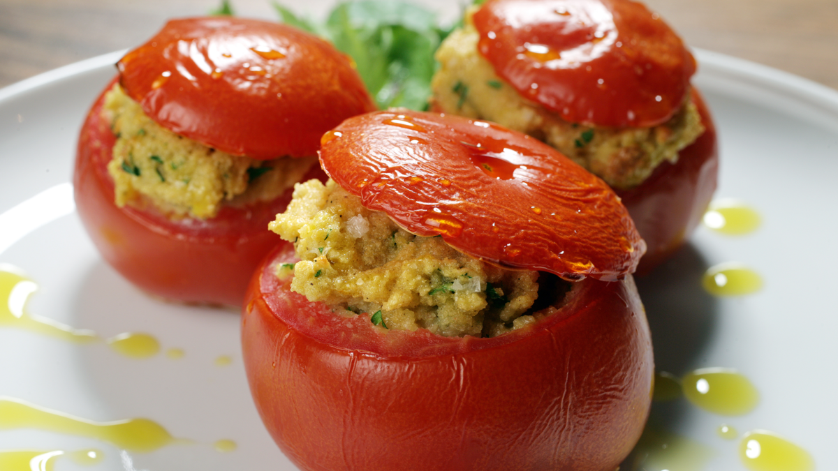 Gefüllte Tomaten mit Couscous - Felix Mergenthaler